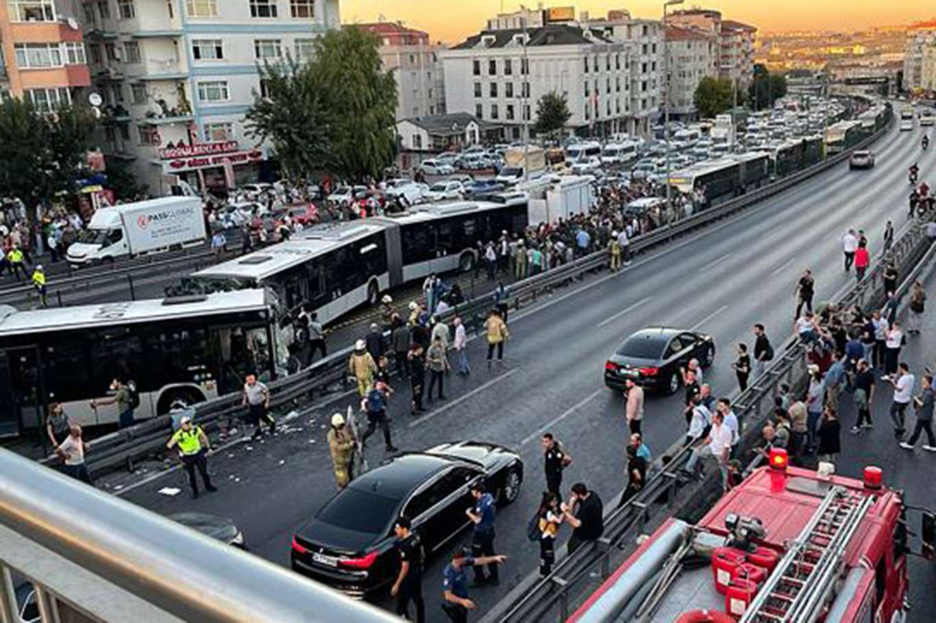 Avcılar'da metrobüs kazası: Yaralı sayısı 99'a yükseldi Avcılar'da metrobüs kazası: Yaralı sayısı 99'a yükseldi